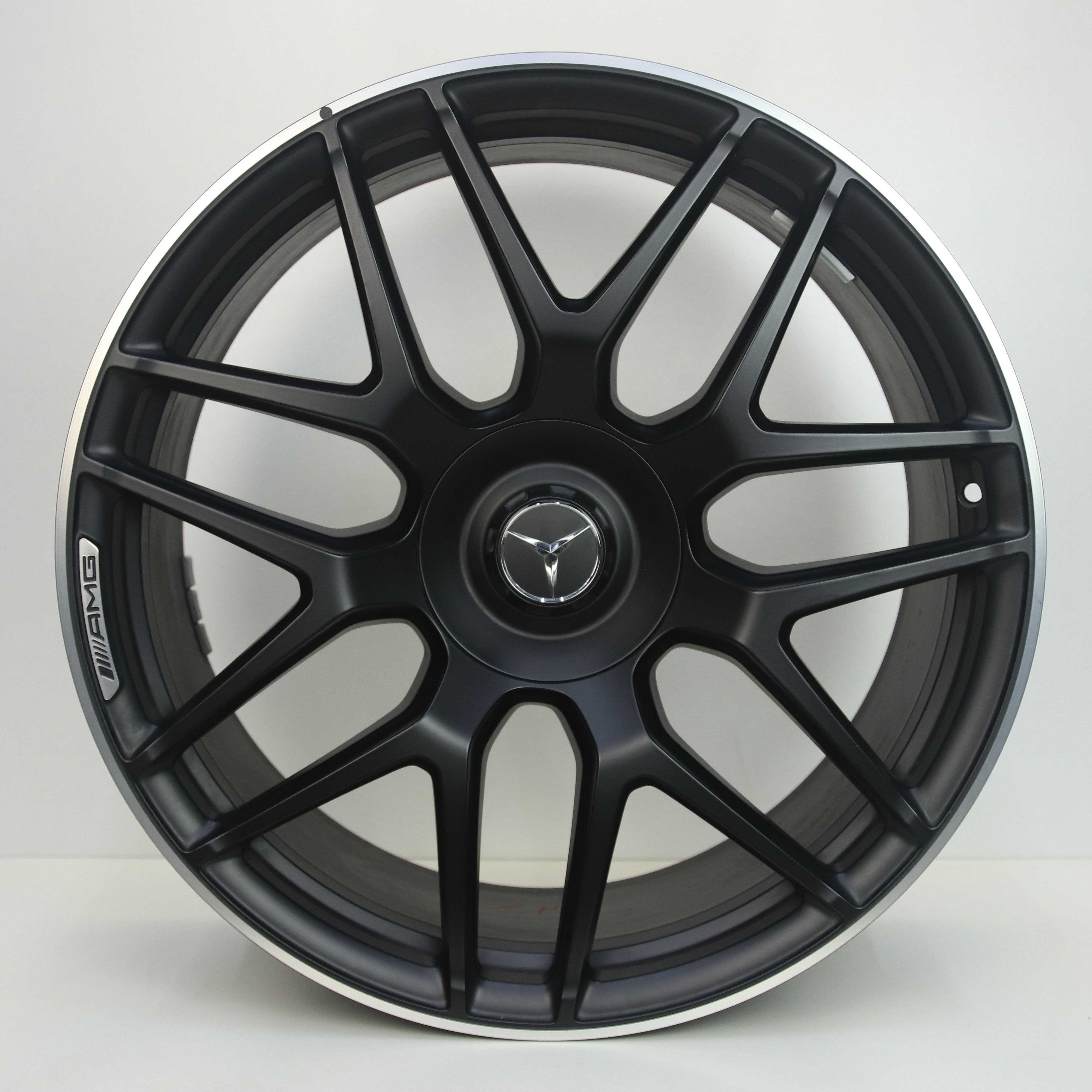 OS1006623 Originele 22 inch lichtmetalen Mercedes-Benz G-klasse G63 AMG velgen 10.00X22 5X130 ET39.0 NB84.10 Mat zwart gepolijst (Lip)