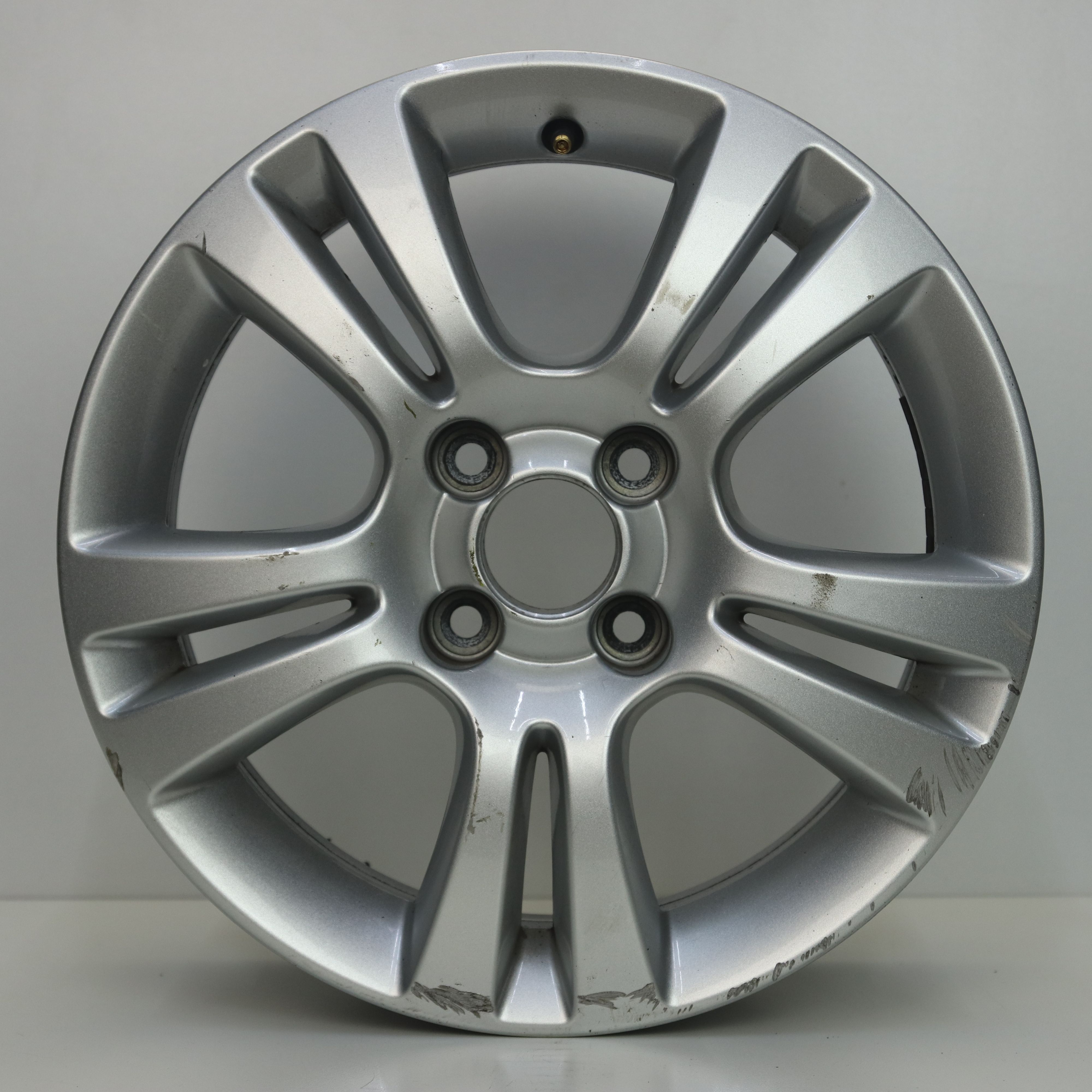 OS1007461 Originele 15 inch lichtmetalen Opel Corsa velgen 6.00X16 4X100 ET39.0 NB56.60 Zilver