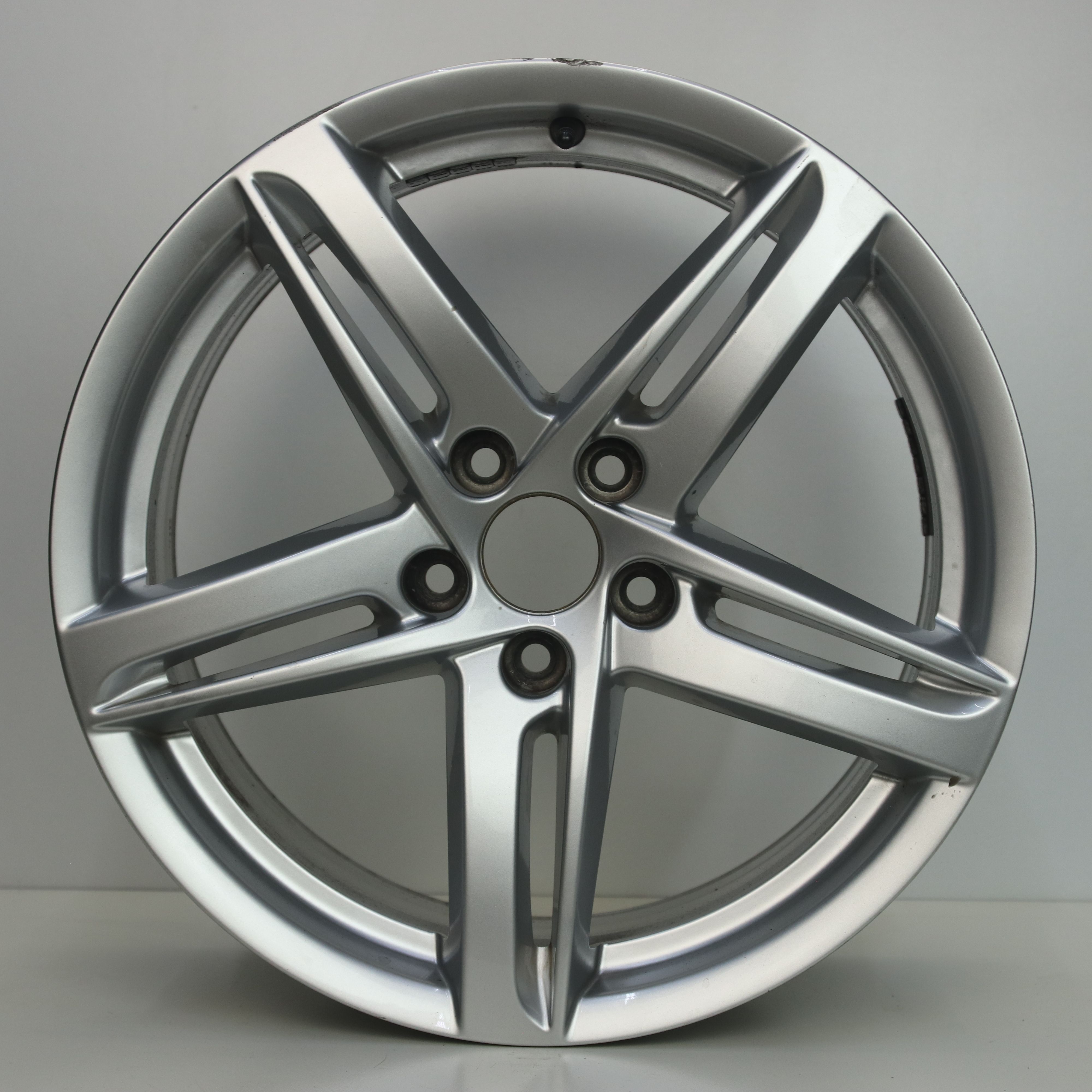 OS1007542 Originele 18 inch lichtmetalen Audi A4 velgen 8.00X18 5X112 ET47.0 NB66.60 Zilver
