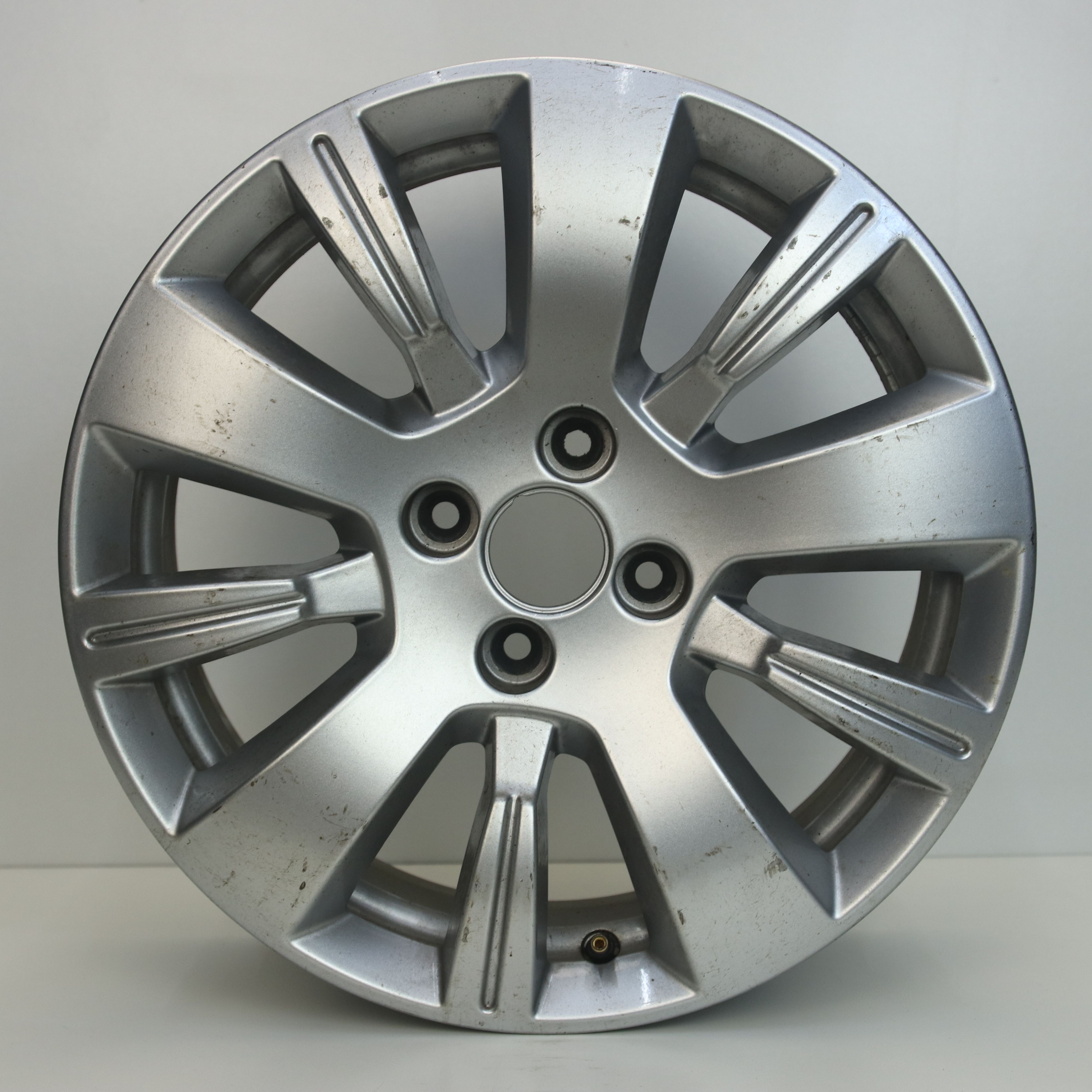 OS1005901 Originele 16 inch lichtmetalen Renault Captur velgen 6.50X16 4X100 ET40.0 NB60.10 Zilver