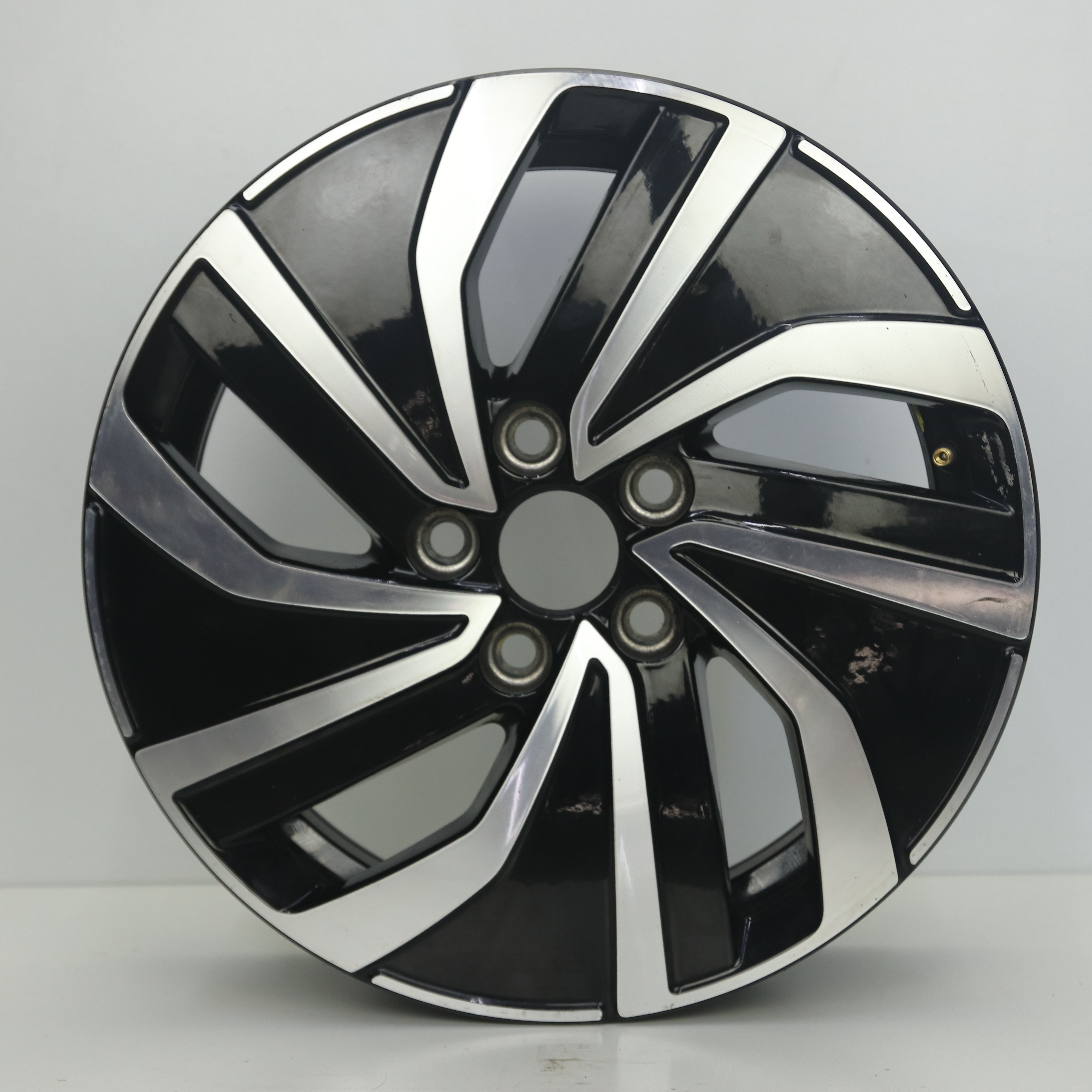 OS1007949 Originele 15 inch lichtmetalen Volkswagen Polo Essex velgen 5.50X15 5X100 ET40.0 NB57.10 Zwart gepolijst