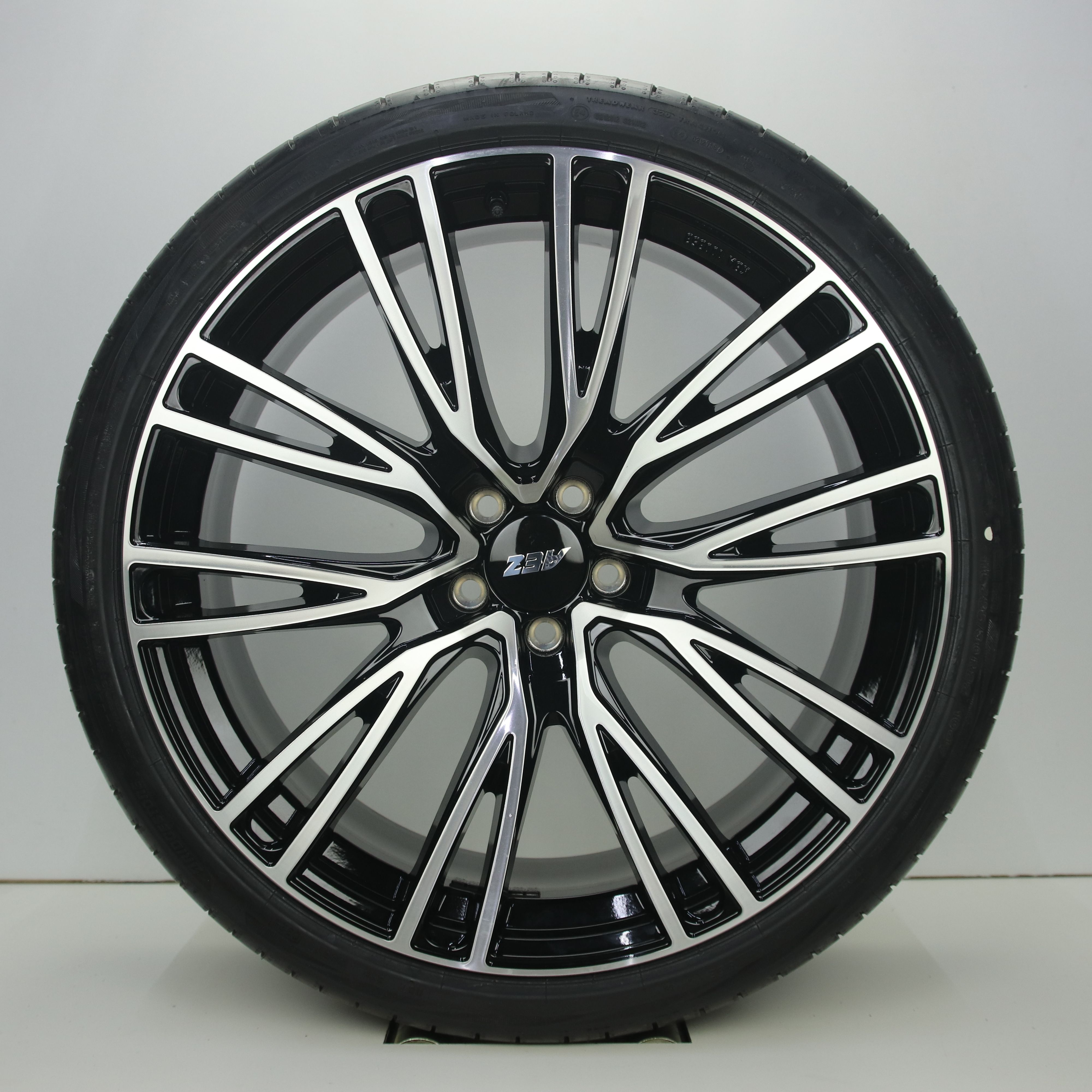 NS1005365 Set 22 inch lichtmetalen AEZ Seattle velgen (breedset) 9.00X22 5X112 ET24.0 NB66.60 Zwart gepolijst