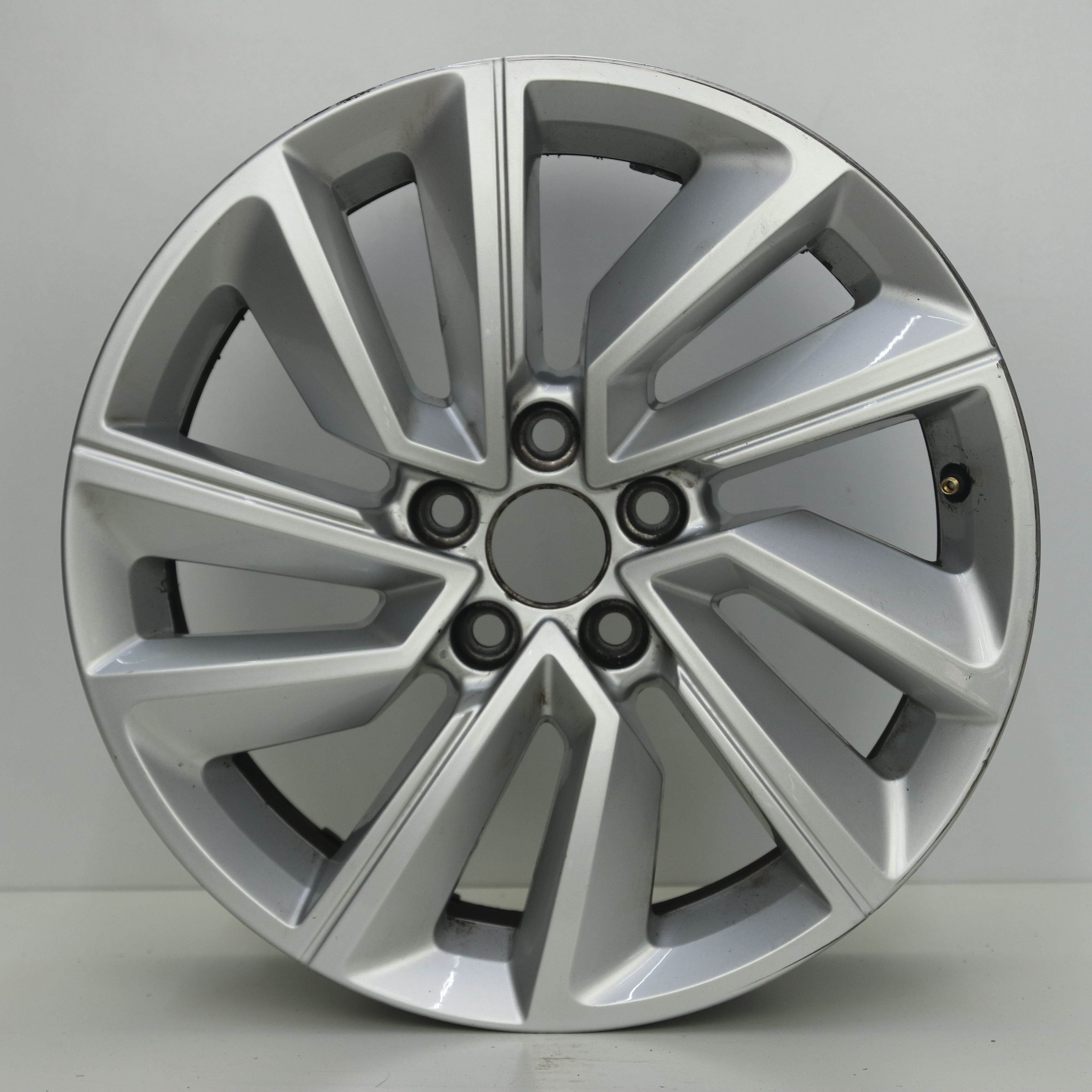 IN1003180 Originele 16 inch lichtmetalen Volkswagen T-Cross Taigo velgen 6.00X16 5X100 ET35.0 NB57.10 Zilver