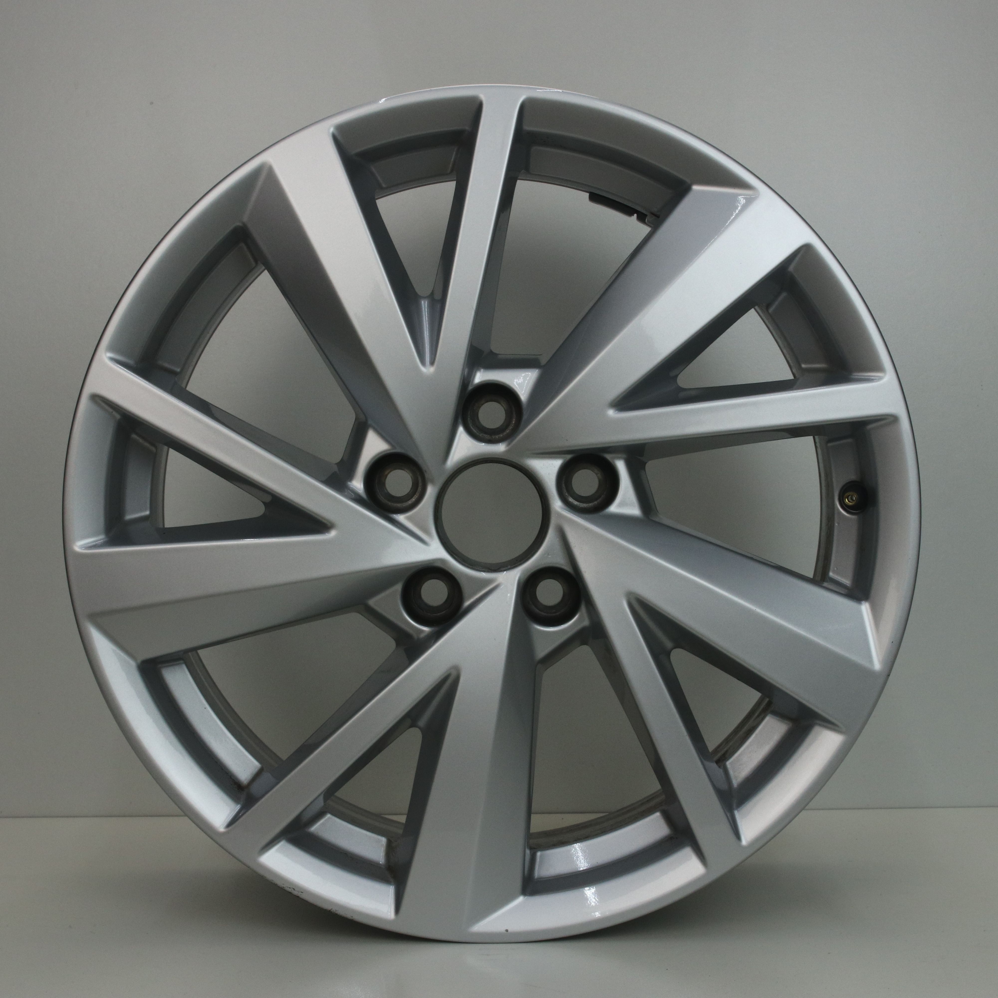 OS1004537 Originele 17 inch lichtmetalen Audi Q2 velgen 7.00X17 5X112 ET45.0 NB57.10 Zilver