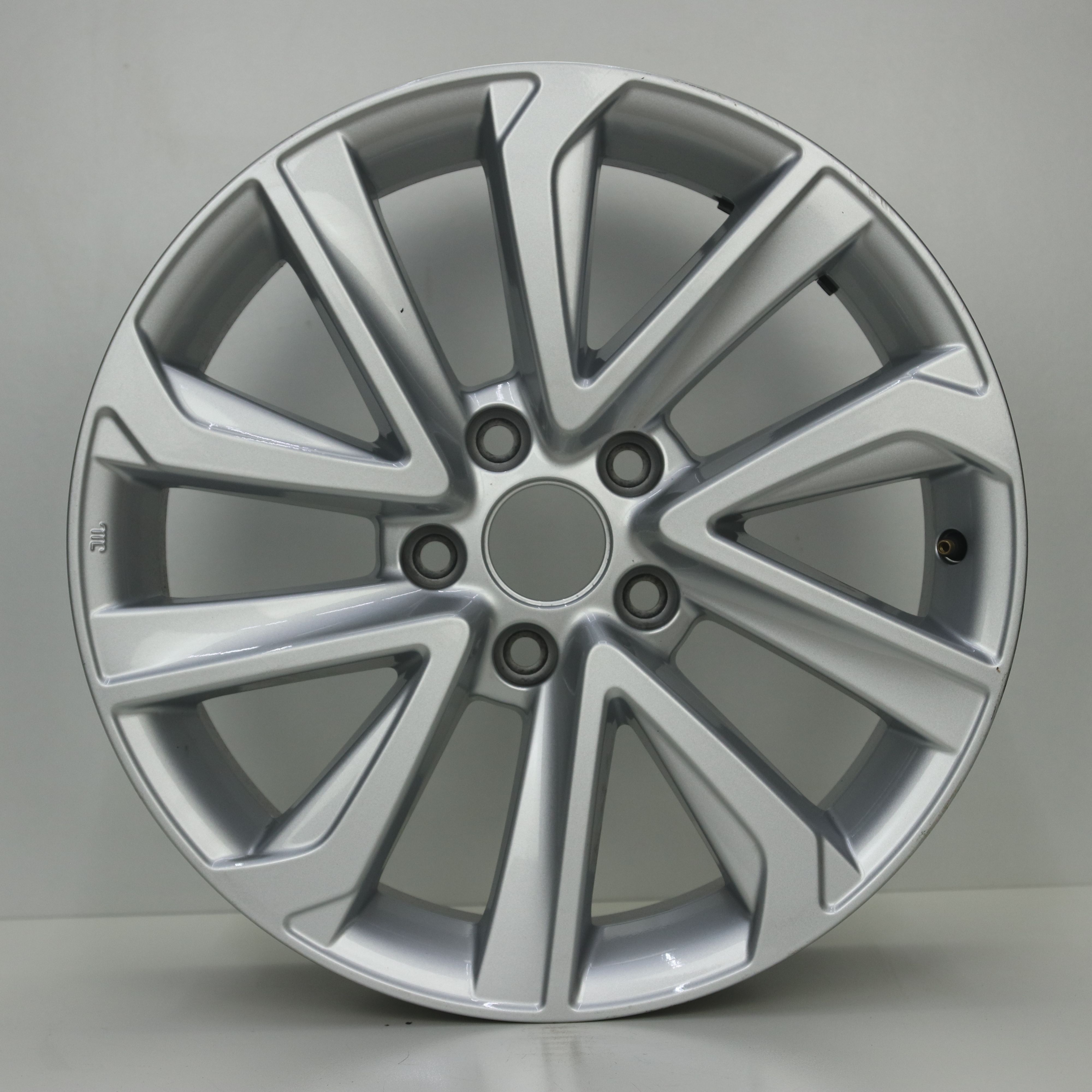 OS1007726 Originele 17 inch lichtmetalen Toyota velgen 6.50X17 5X114.3 ET30.0 NB60.10 Zilver