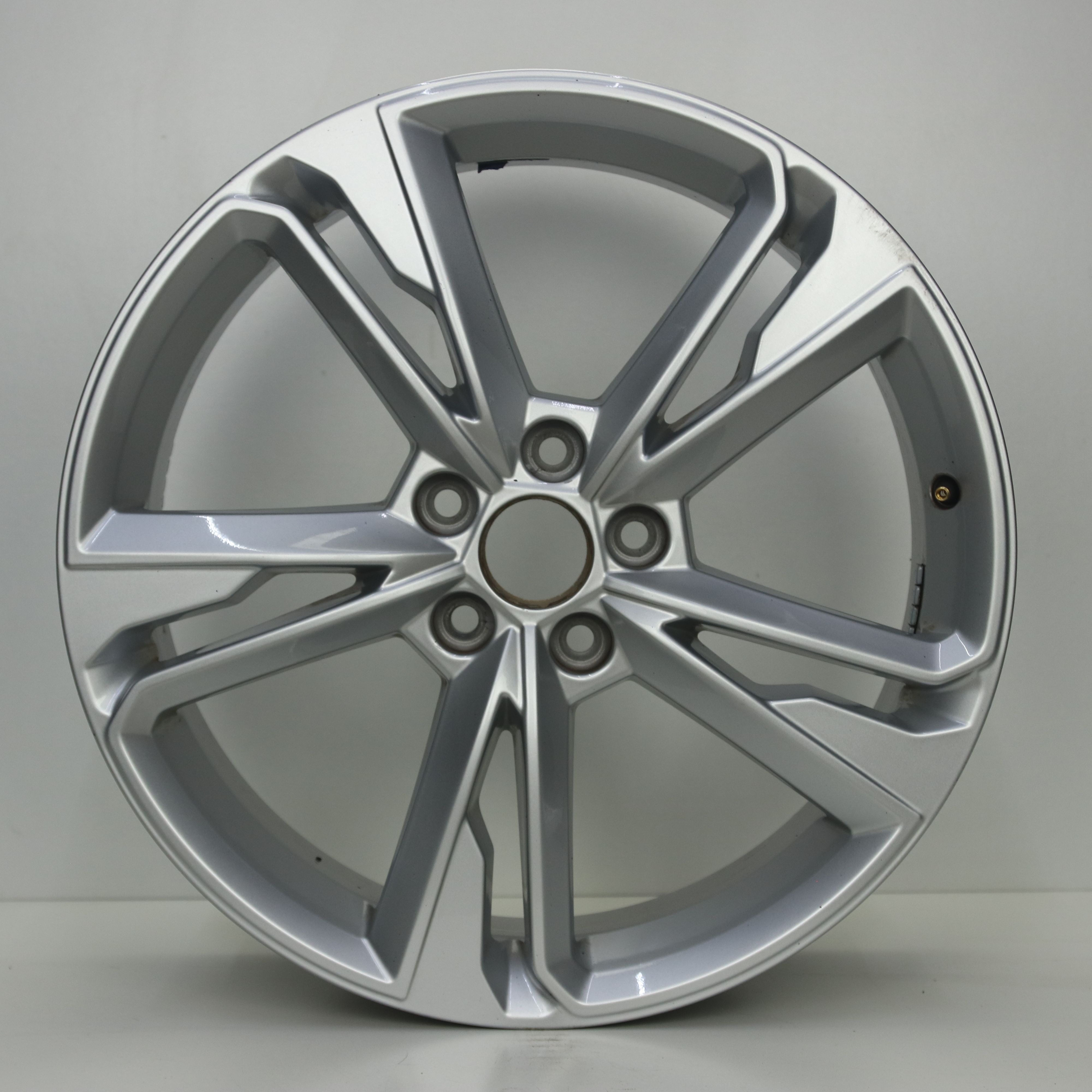 OS1007908 Originele 19 inch lichtmetalen Audi Q3 velgen 7.00X19 5X112 ET43.0 NB57.10 Zilver