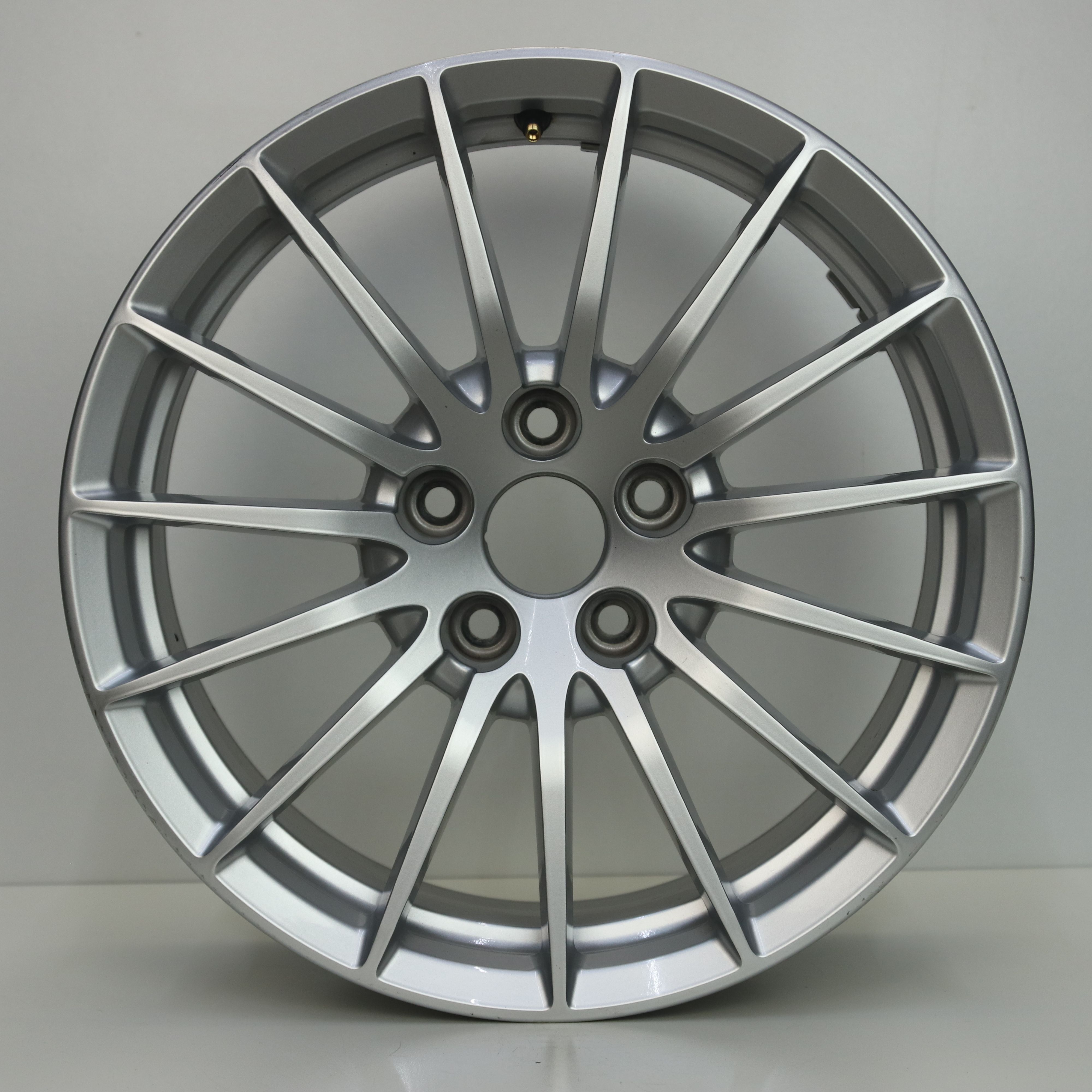 IN1002982 Originele 17 inch lichtmetalen Audi A4 velgen 7.50X17 5X112 ET29.0 NB66.60 Zilver