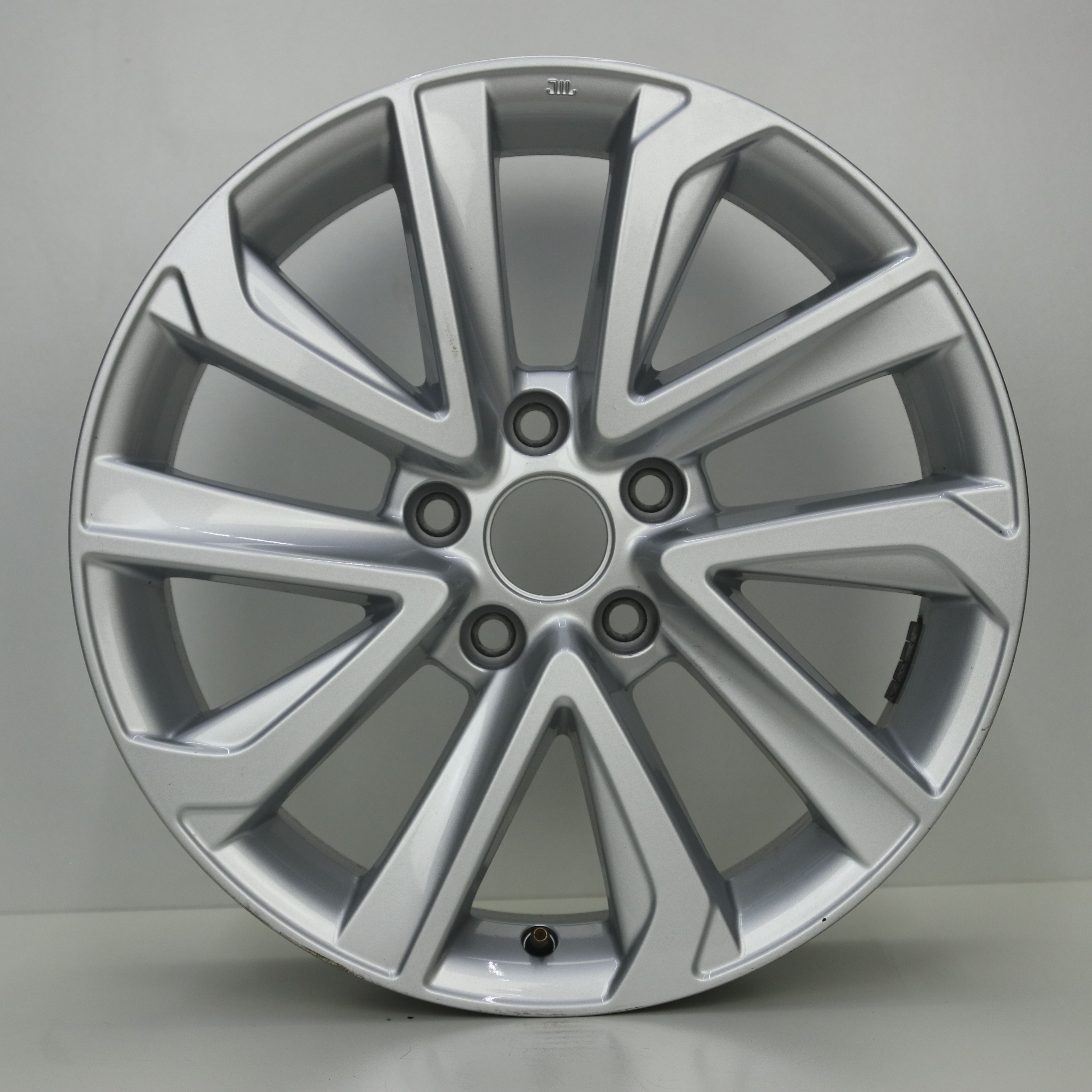 OS1007726 Originele 17 inch lichtmetalen Toyota velgen 6.50X17 5X114.3 ET30.0 NB60.10 Zilver
