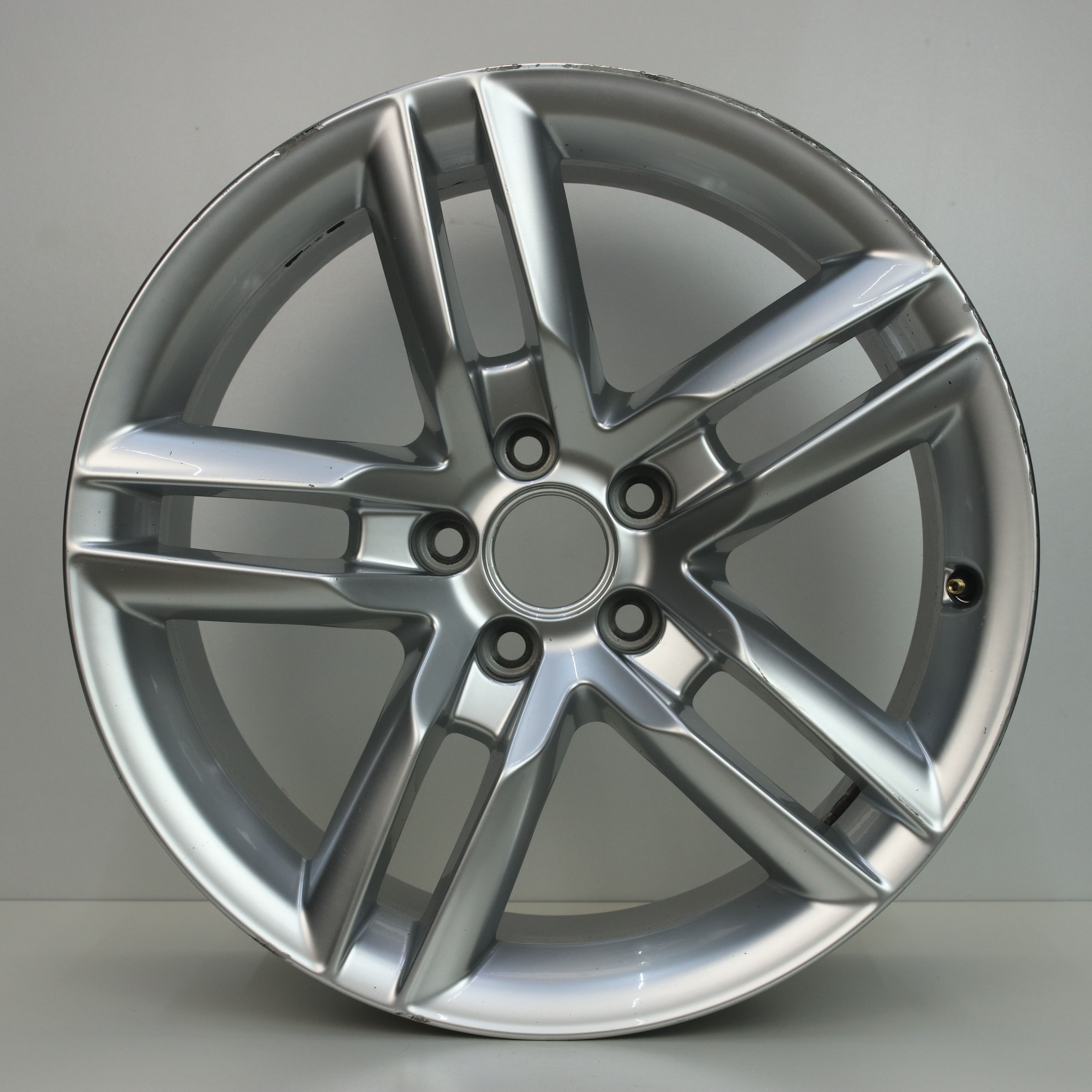 OS1007149 Originele 18 inch lichtmetalen Audi A5 velgen 8.50X18 5X112 ET29.0 NB66.60 Zilver