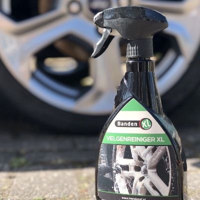 Velgen reinigen die in de opslag geplaatst worden