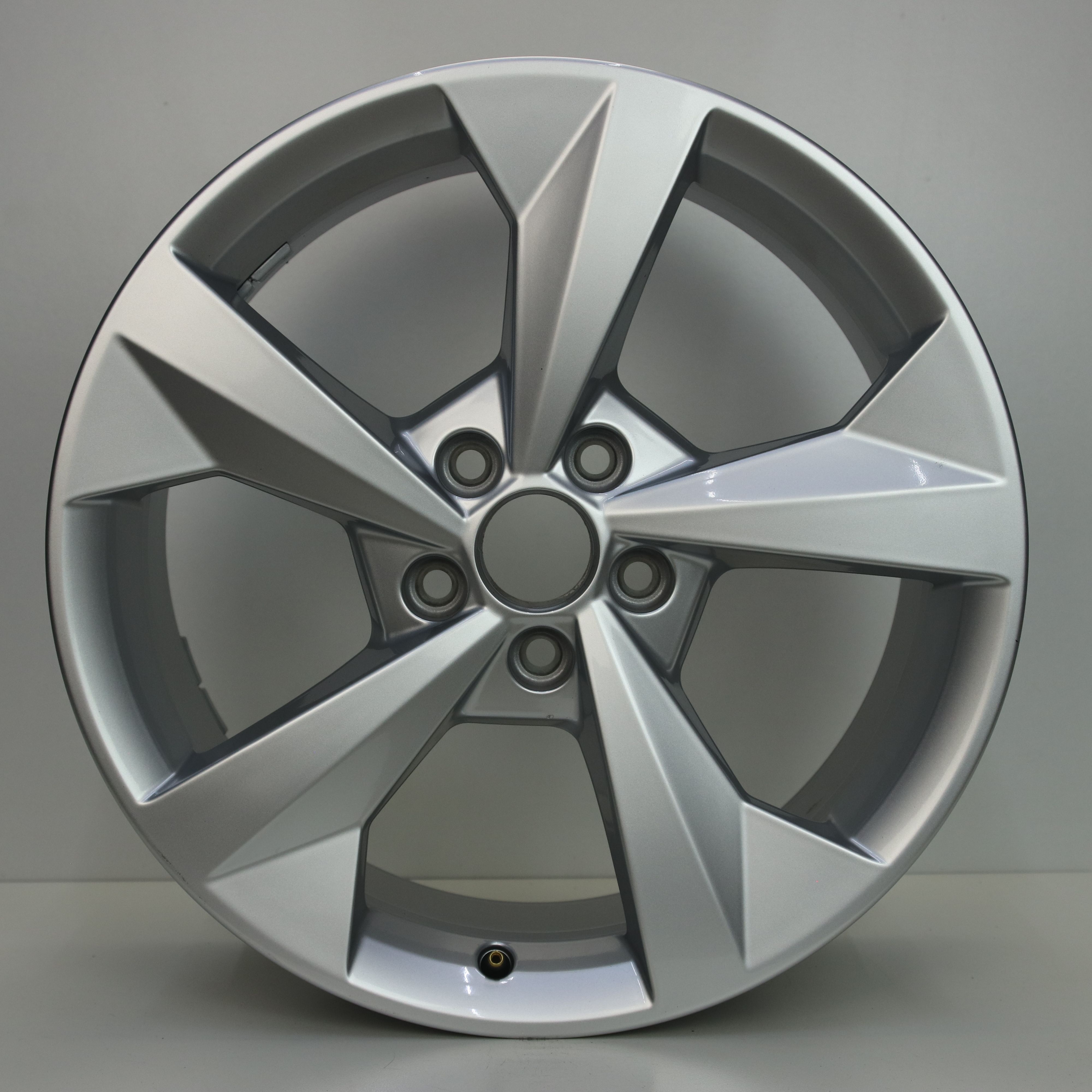 OS1006924 Originele 18 inch lichtmetalen Audi A3 velgen 8.00X18 5X112 ET46.0 NB57.10 Zilver