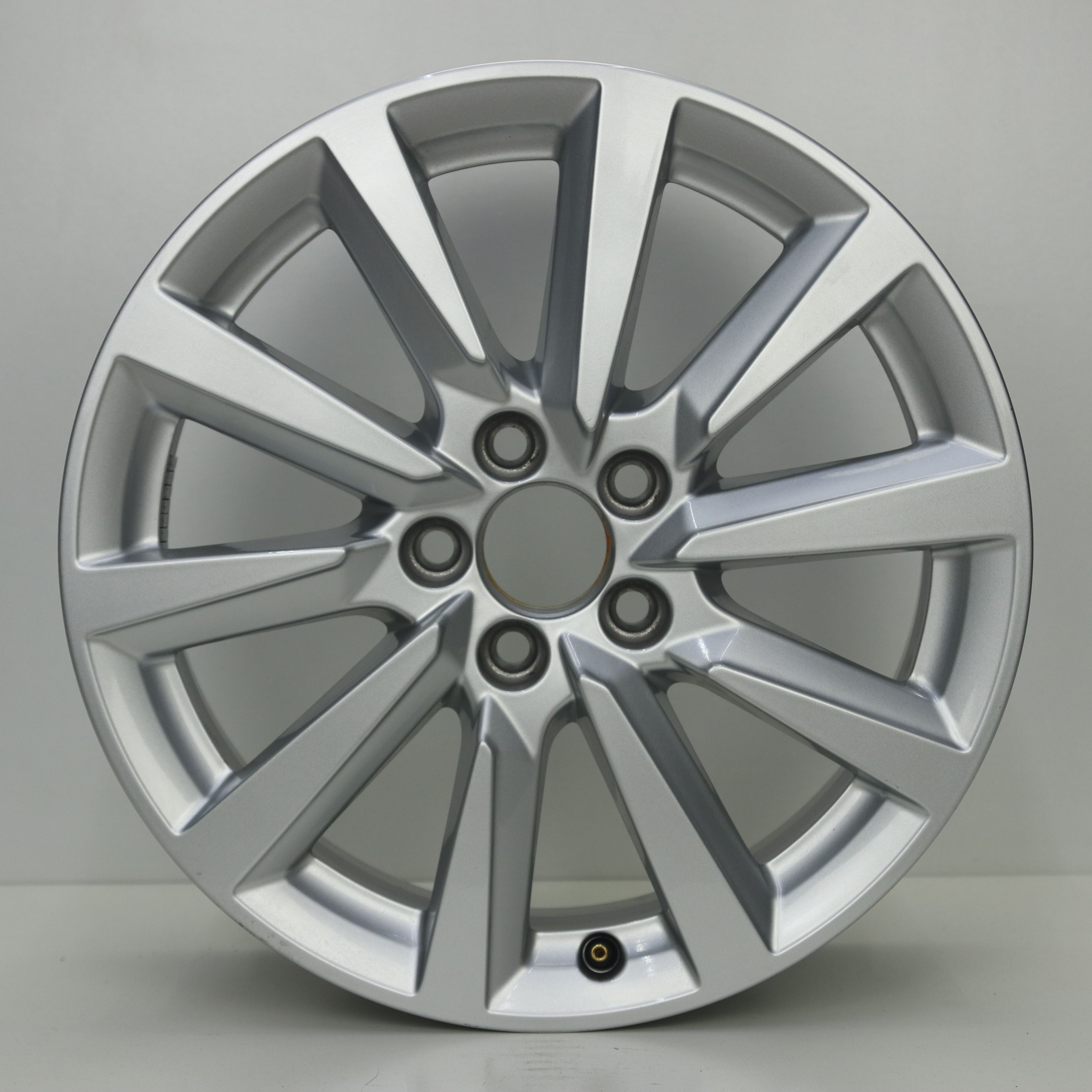 OS1007656 Originele 16 inch lichtmetalen Audi A1 Citycarver velgen 6.50X16 5X100 ET40.0 NB57.10 Zilver