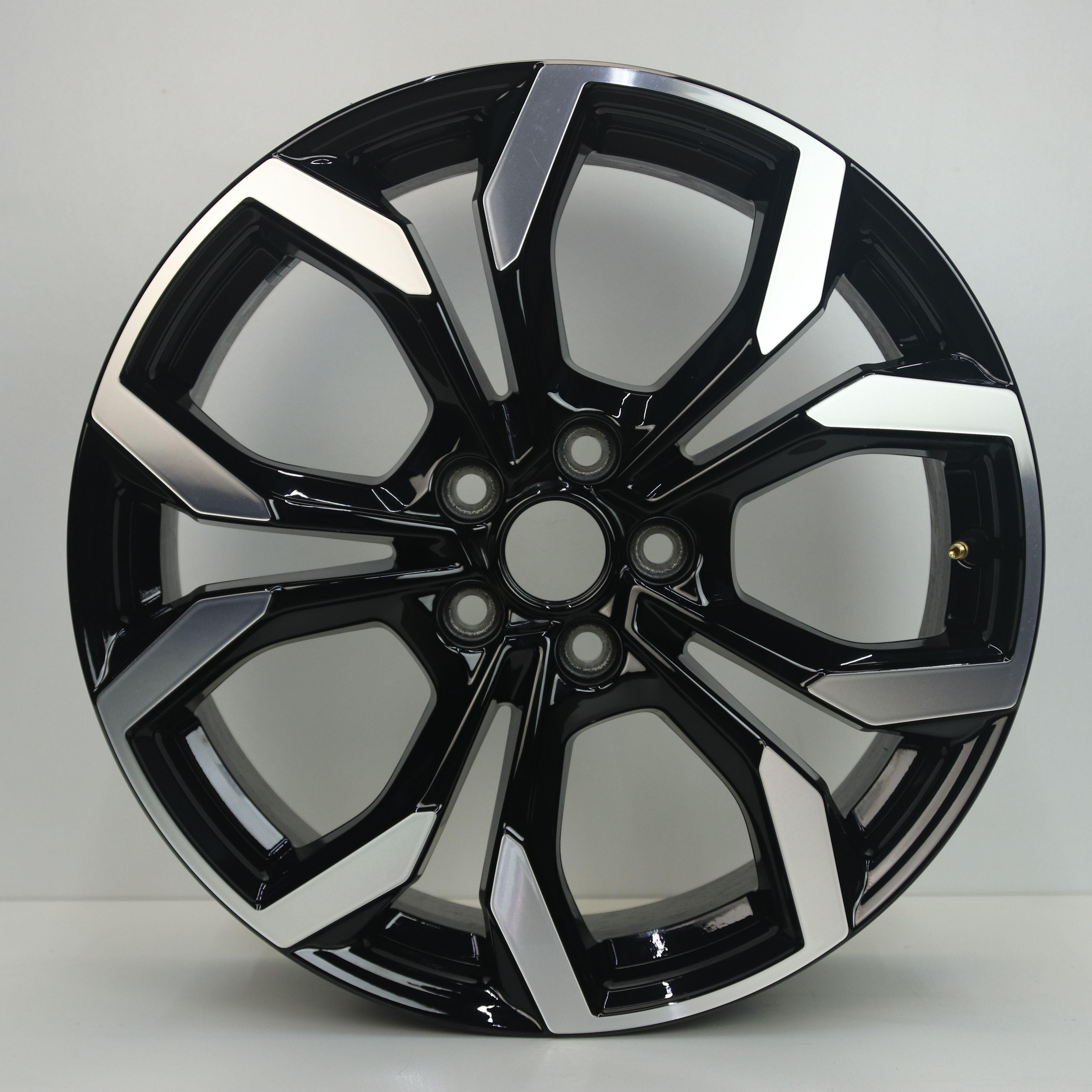 IN1002837 Originele 18 inch lichtmetalen Ford Puma velgen 7.00X18 5X108 ET47.5 NB63.40 Zwart gepolijst