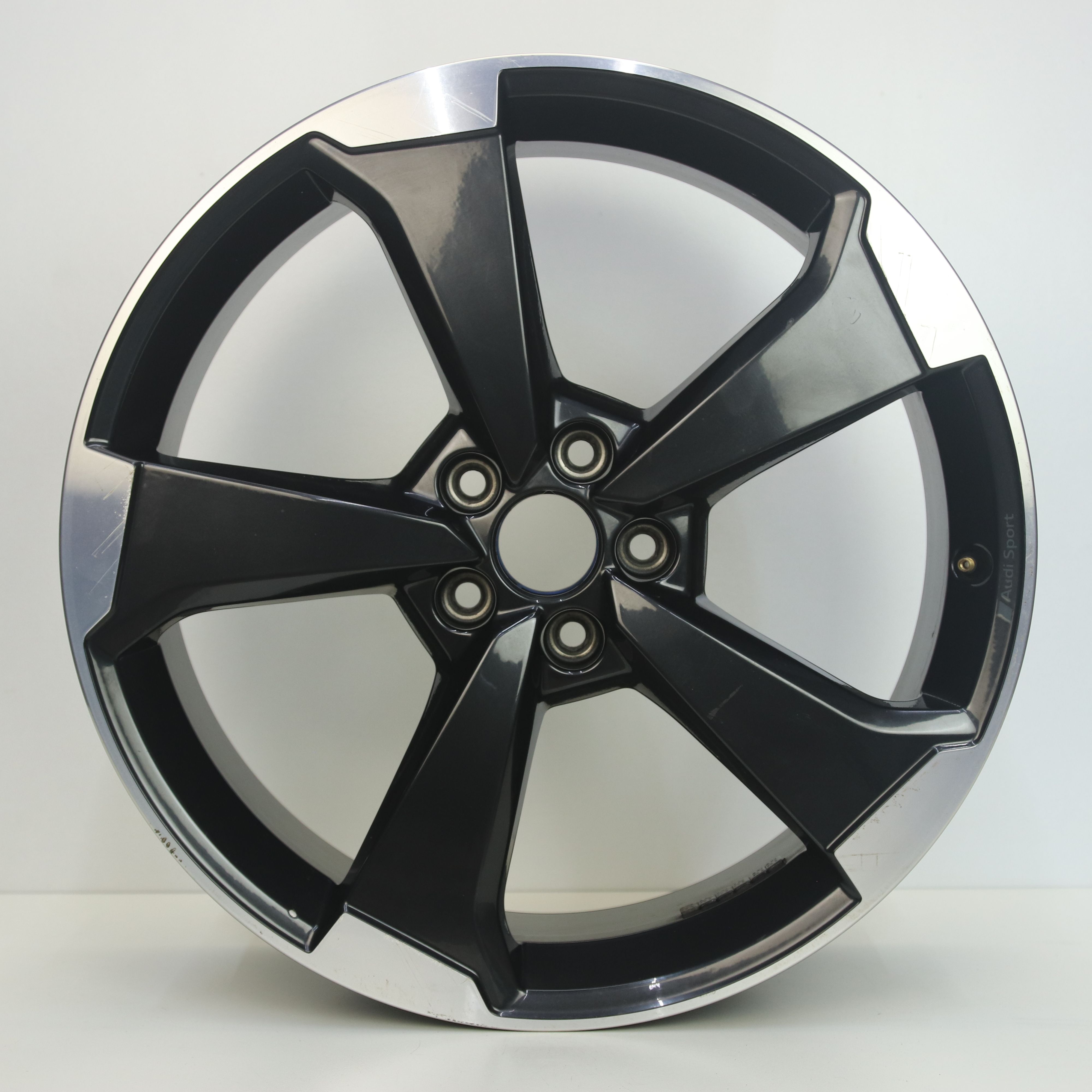 IN1002962 Originele 20 inch lichtmetalen Audi Q5 velgen 8.00X20 5X112 ET39.0 NB66.60 Zwart gepolijst